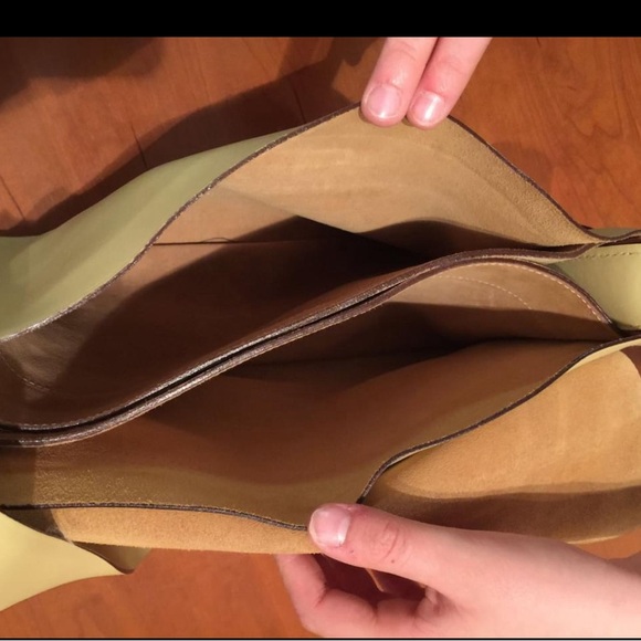 Miu Miu Unisex messenger style bag in beautiful calf shin. Barely used. - Picture 4 of 5